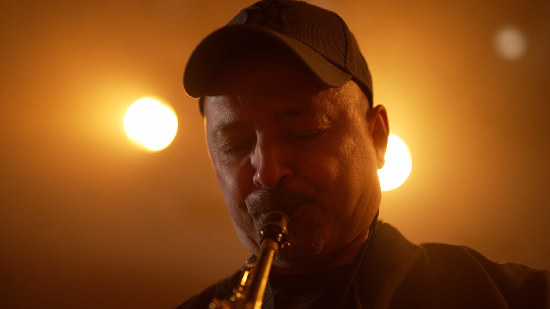 Erdal Tosun am Saxophon im Bühnenlicht